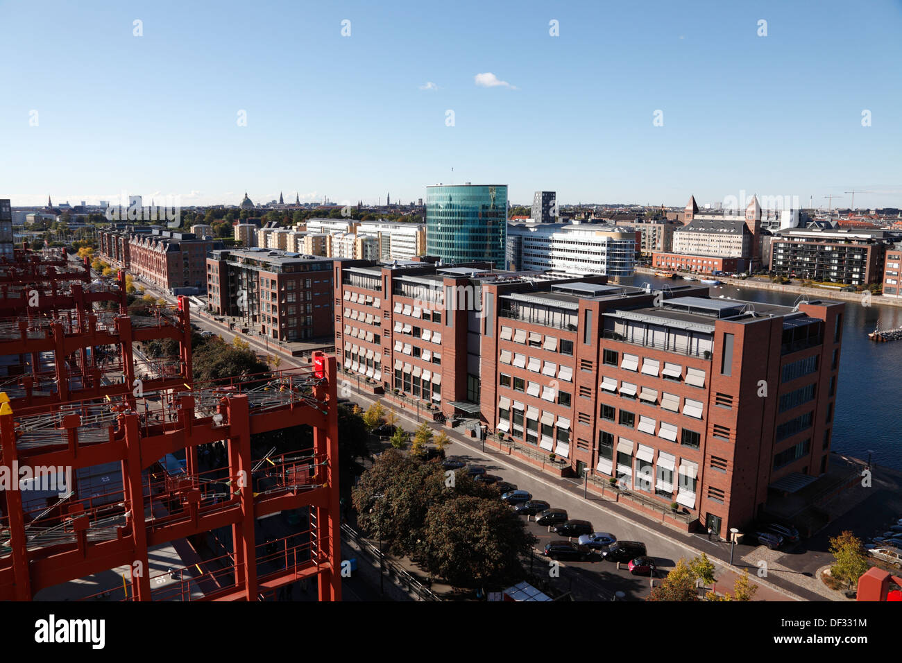 Vue aérienne de Copenhague et red bay sur les structures contenant trois E Maersk majestueux tandis qu'à Copenhague pour la cérémonie de baptême. Banque D'Images