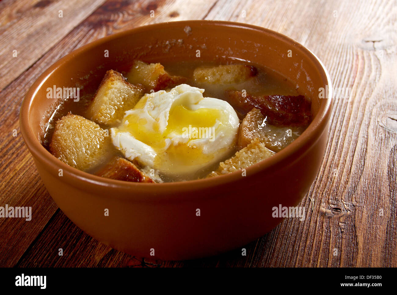 Sopa de ajo , soupe à l'ail castillan.de style ferme Banque D'Images