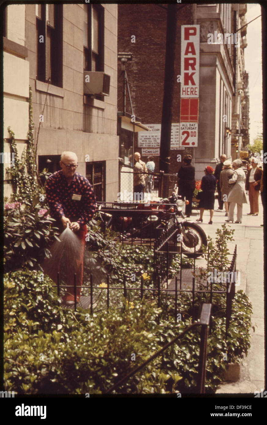 Al Conly est photographié en train de s'occuper de son terrain de jardin devant sa maison sur la 30e rue est, reflétant la nature personnelle et communautaire du jardinage urbain. Banque D'Images