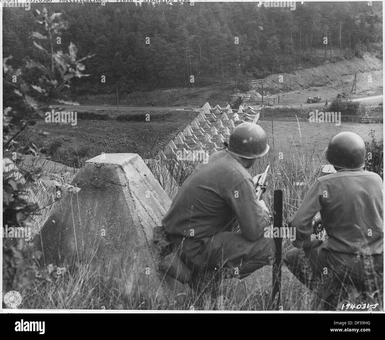 Les soldats américains regarder vers le bas sur la ligne Siegfried 292569 Banque D'Images