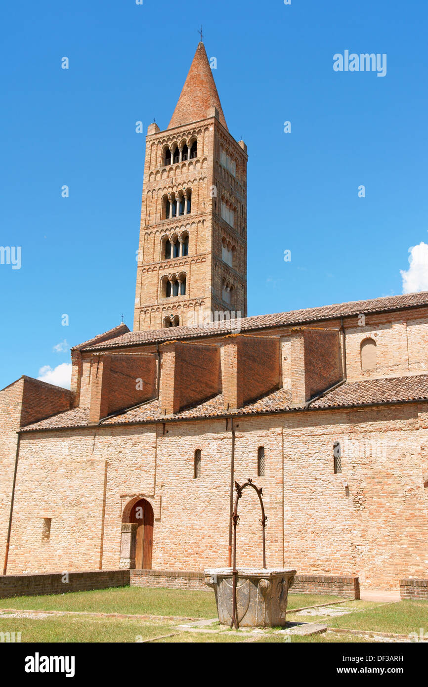 Clocher et détail de l'église de l'abbaye de Pomposa, un monastère bénédictin dans la province de Ferrare, en Italie. Banque D'Images