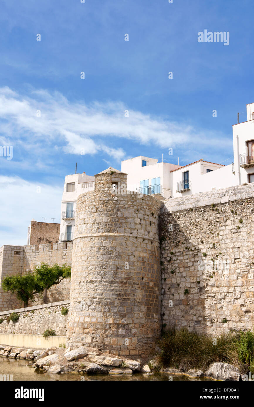 Aperçu de Peniscola et une partie de ses murailles fortifiées. Peniscola, Communauté Valencienne, Espagne Banque D'Images