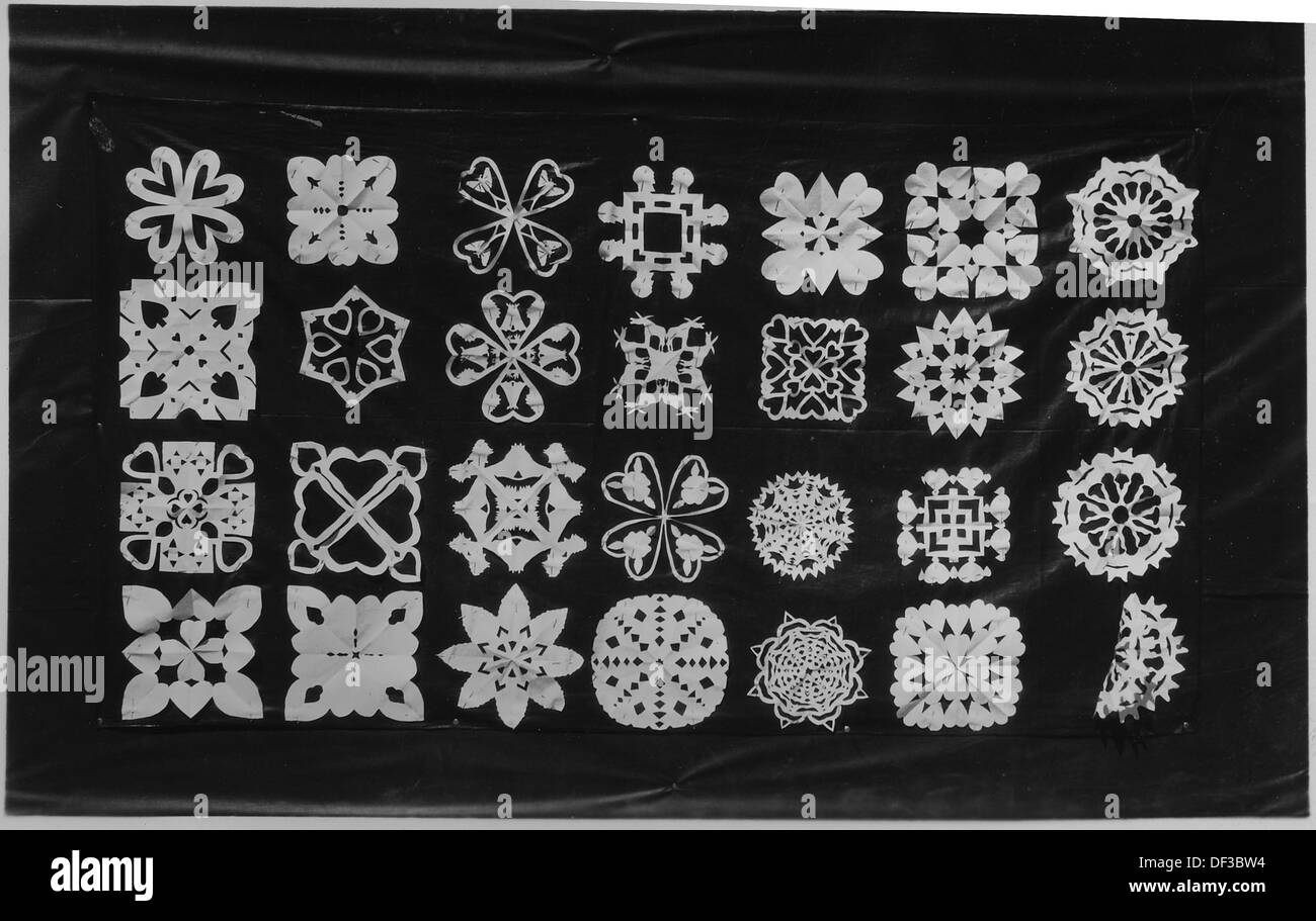 Une photographie précoce d'une exposition d'art et d'artisanat, mettant en valeur l'artisanat et les produits faits à la main dans un contexte historique. Banque D'Images