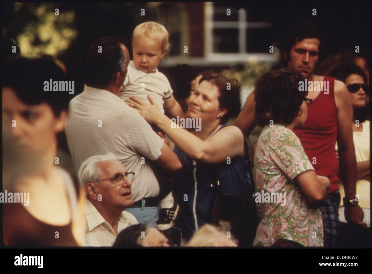 Un public se réunit lors d'une vente aux enchères d'articles ménagers dans une zone résidentielle, généralement pendant les mois d'été. Ces événements offrent une variété d'articles à vendre, fournissant un espace pour les résidents locaux pour acheter et vendre des marchandises. Banque D'Images