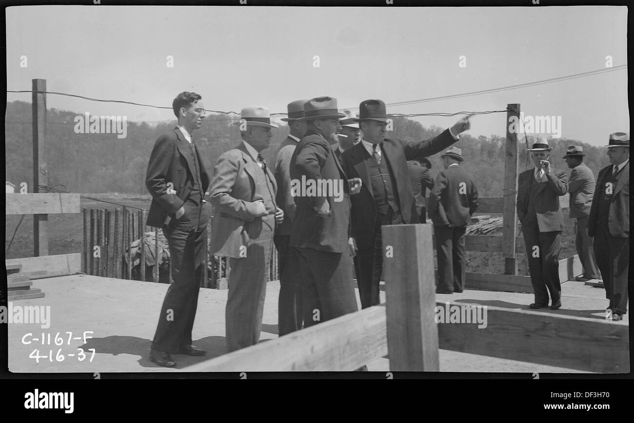 Le gouverneur Browning est représenté avec son parti dans cette photographie historique. L'image capture un événement politique ou un rassemblement, avec Browning en compagnie de ses associés ou officiels. Banque D'Images