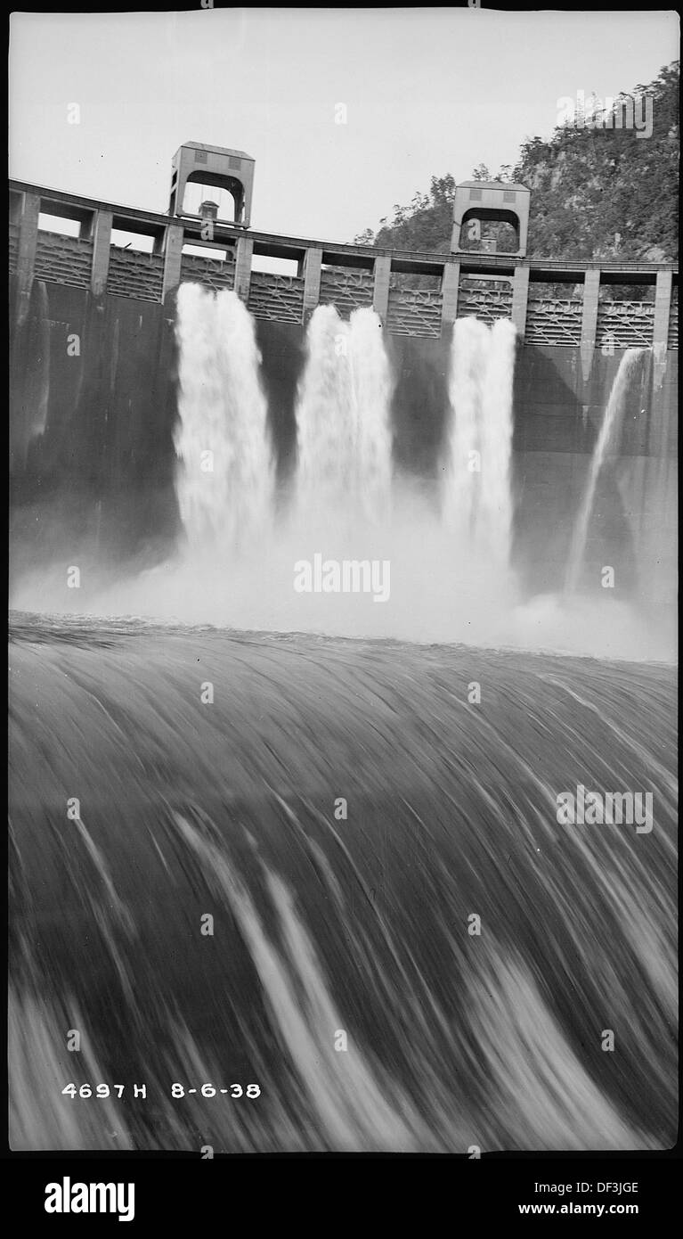 L'image montre le barrage de Calderwood pendant une période d'inondation, capturant la structure du barrage et le débit intense de l'eau alors qu'il régule le niveau des rivières et gère le contrôle des inondations. Banque D'Images