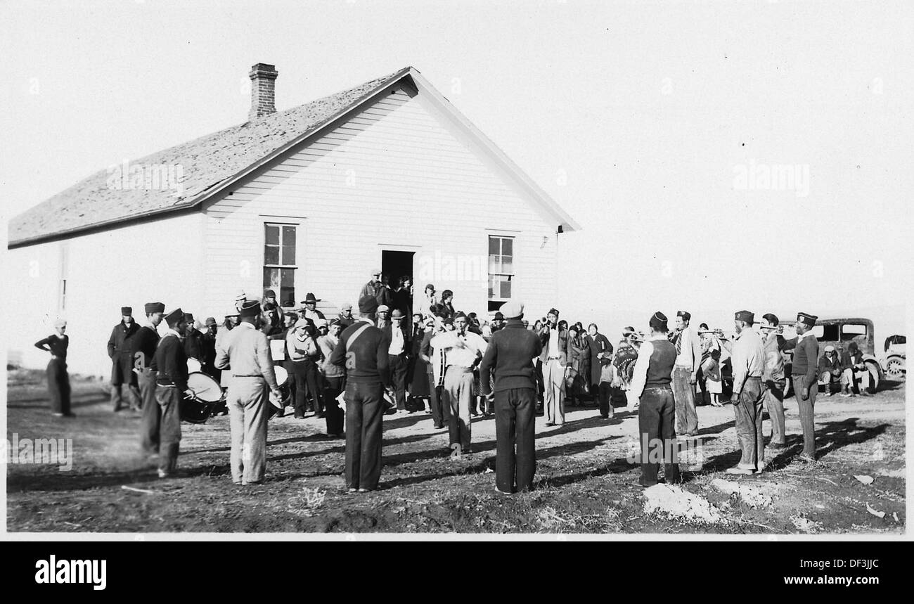 Le Cannon Ball Indian Drum and Bugle corps se produit en formation au Cannon Ball Corn Show, un événement annuel célébrant la culture et la communauté amérindiennes. Banque D'Images