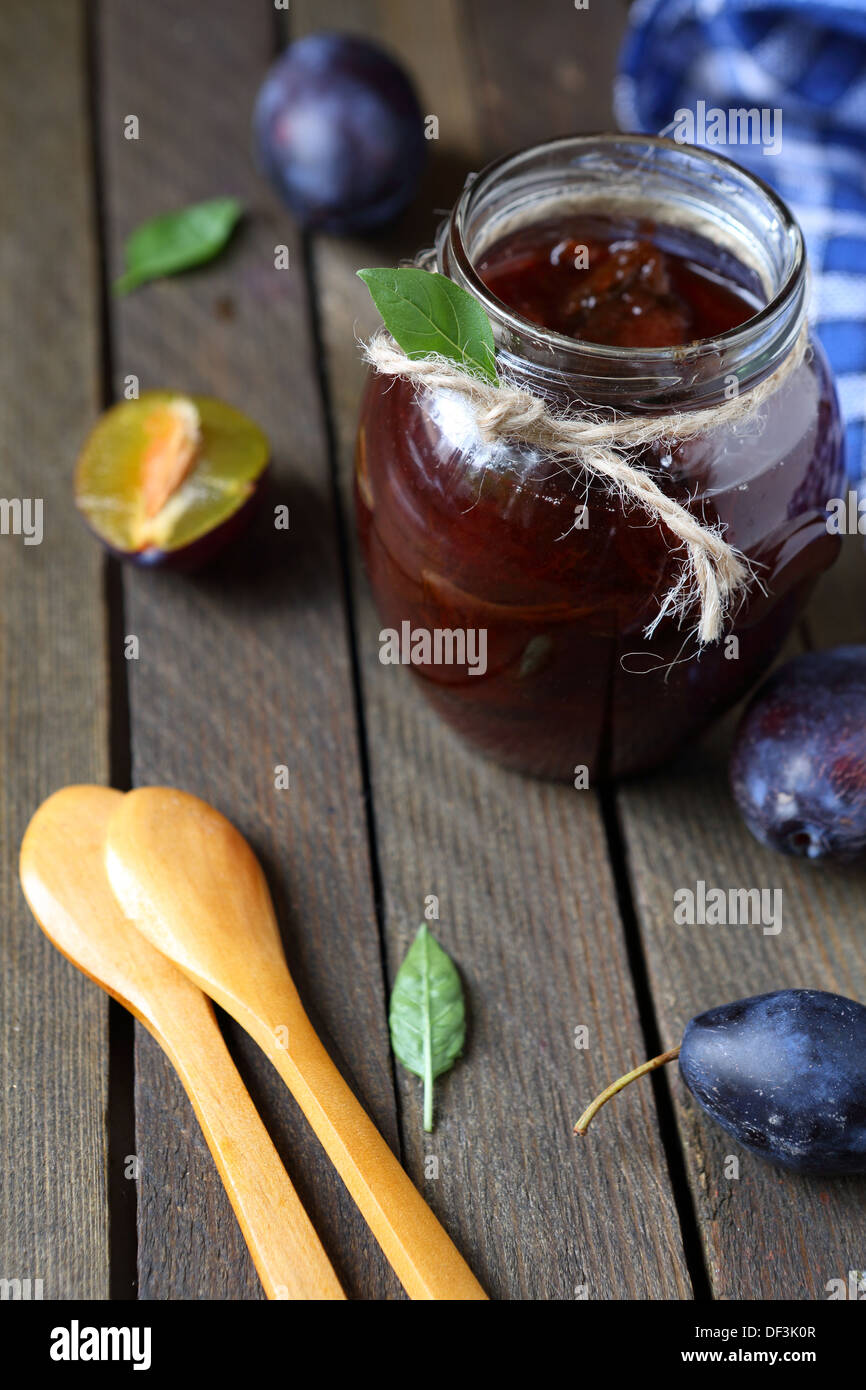 Confiture de prunes maison sur la table, de l'alimentation close up Banque D'Images