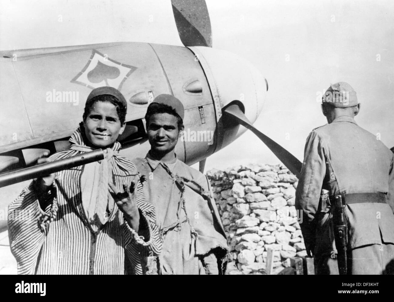 L'image de la propagande nazie! Dépeint des enfants dans un avion de la Wehrmacht allemande en Afrique du Nord, publié le 2 février 1943. Lieu inconnu. Fotoarchiv für Zeitgeschichte Banque D'Images