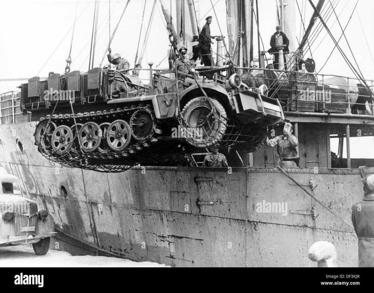Un véhicule à chenilles est monté sur un navire de la Wehrmacht allemande, publié le 28 mai 1942. Lieu inconnu. La propagande nazie! Au dos de l'image se lit: 'Se passe par l'eau, la terre et l'air. Le filet de montage est un outil fonctionnel pour traiter le fret volumineux. » Fotoarchiv für Zeitgeschichte Banque D'Images