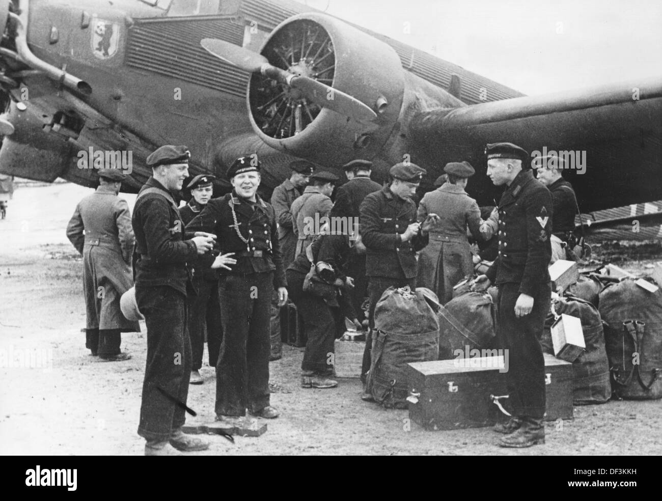 L'image de la propagande nazie! Dépeint les soldats de la Marine allemande avant qu'ils ne soient transportés sur le front africain, publié le 3 mars 1942. Lieu inconnu. Fotoarchiv für Zeitgeschichte Banque D'Images