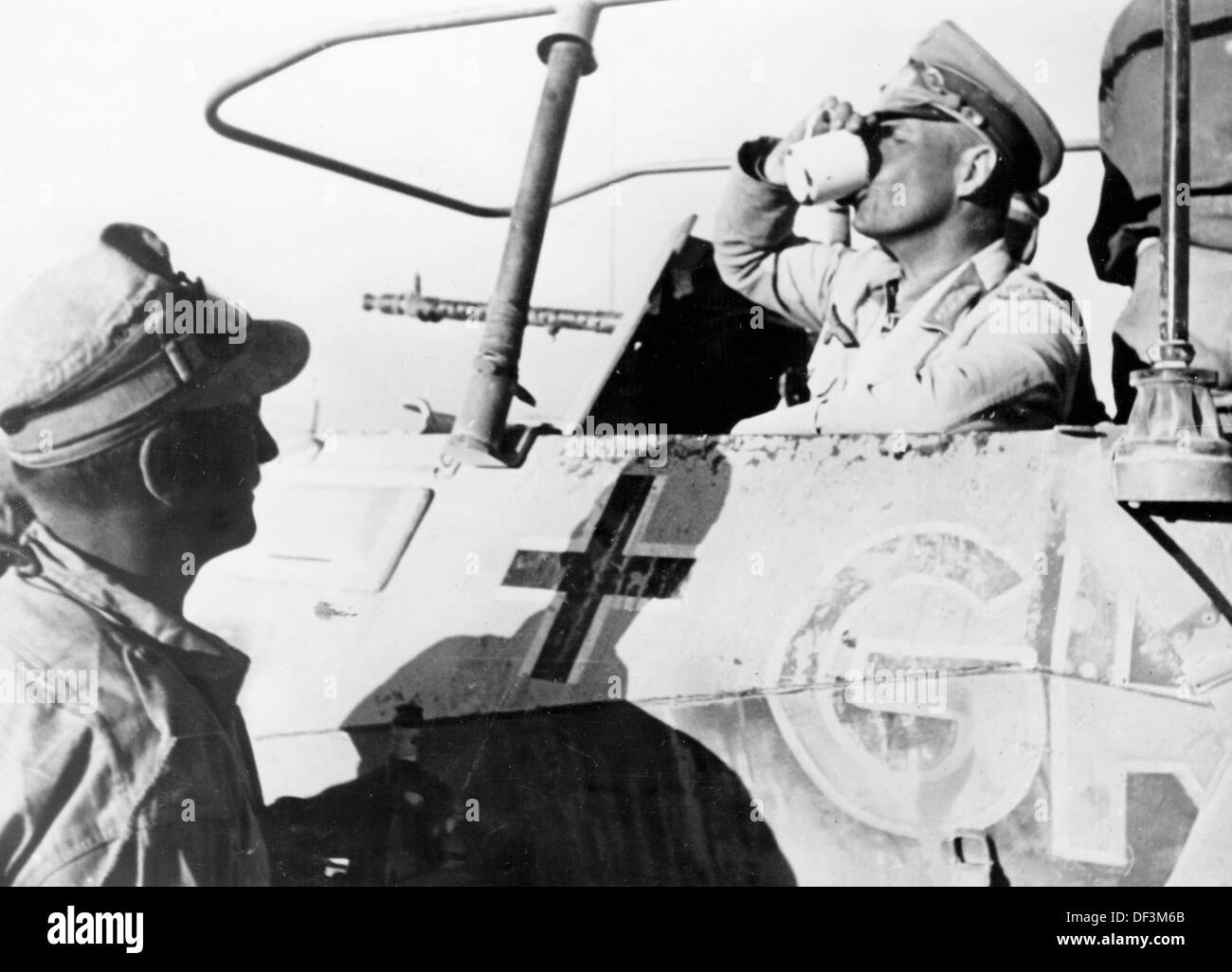 Une image de la propagande nazie! Montre les membres de la Wehrmacht allemande employés pour la campagne nord-africaine pendant l'occupation de Tobruk, Libye, en juin 1942. Fotoarchiv für Zeitgeschichte Banque D'Images Une image de la propagande nazie! Montre les membres de la Wehrmacht allemande employés pour la campagne nord-africaine pendant l'occupation de Tobruk, Libye, en juin 1942. Fotoarchiv für Zeitgeschichte Banque D'Images