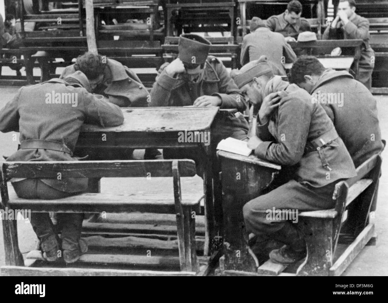 L'image de la propagande nazie! Dépeint les soldats français capturés près de Tunis, Tunisie, publié le 23 février 1943. Lieu inconnu. Fotoarchiv für Zeitgeschichte Banque D'Images