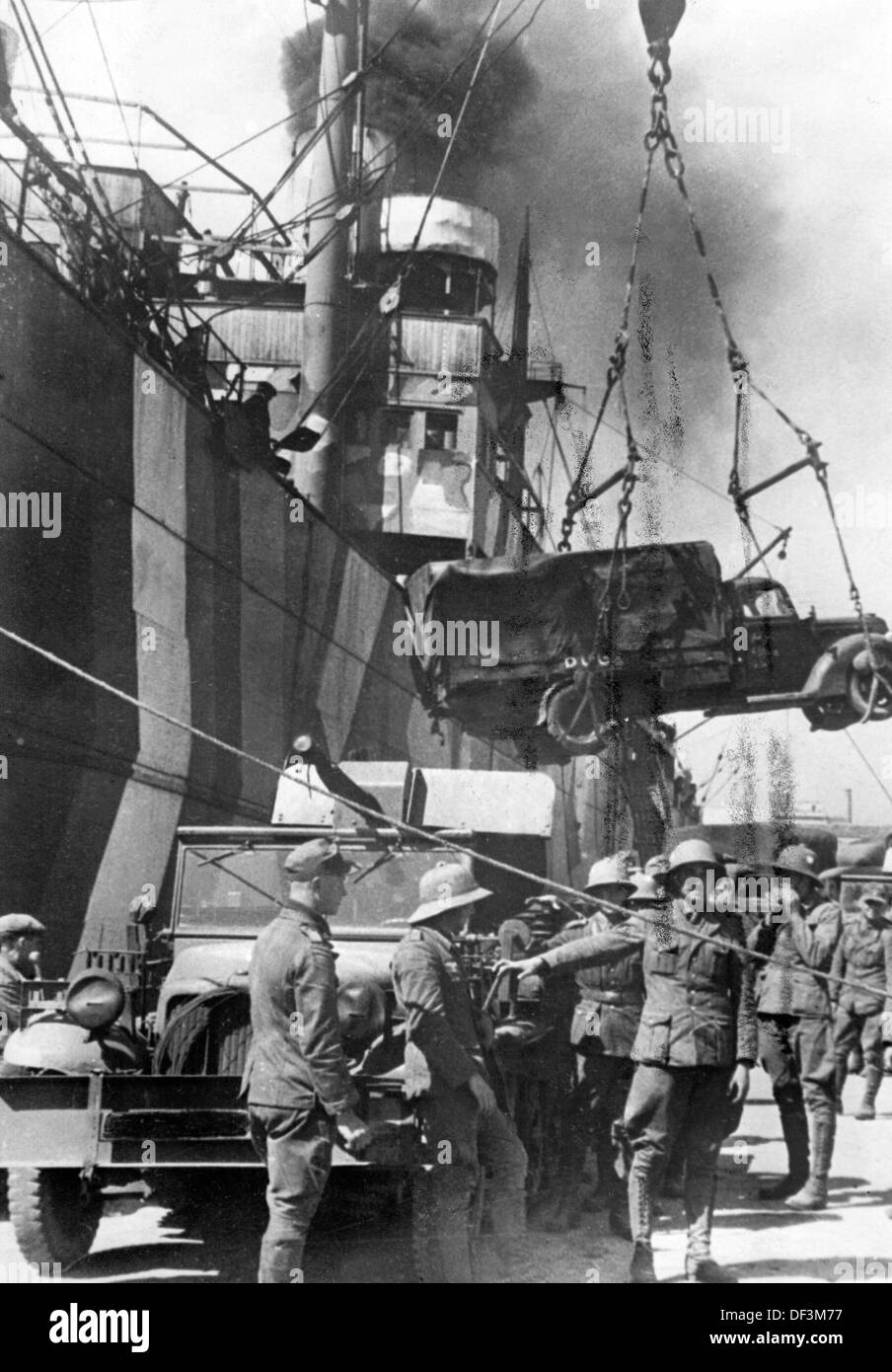 L'image de la propagande nazie! Décrit les armes de défense antiaériennes chargées sur un navire de transport vers l'Afrique en Sicile, publié le 6 juin 1941. Lieu inconnu. Fotoarchiv für Zeitgeschichte Banque D'Images