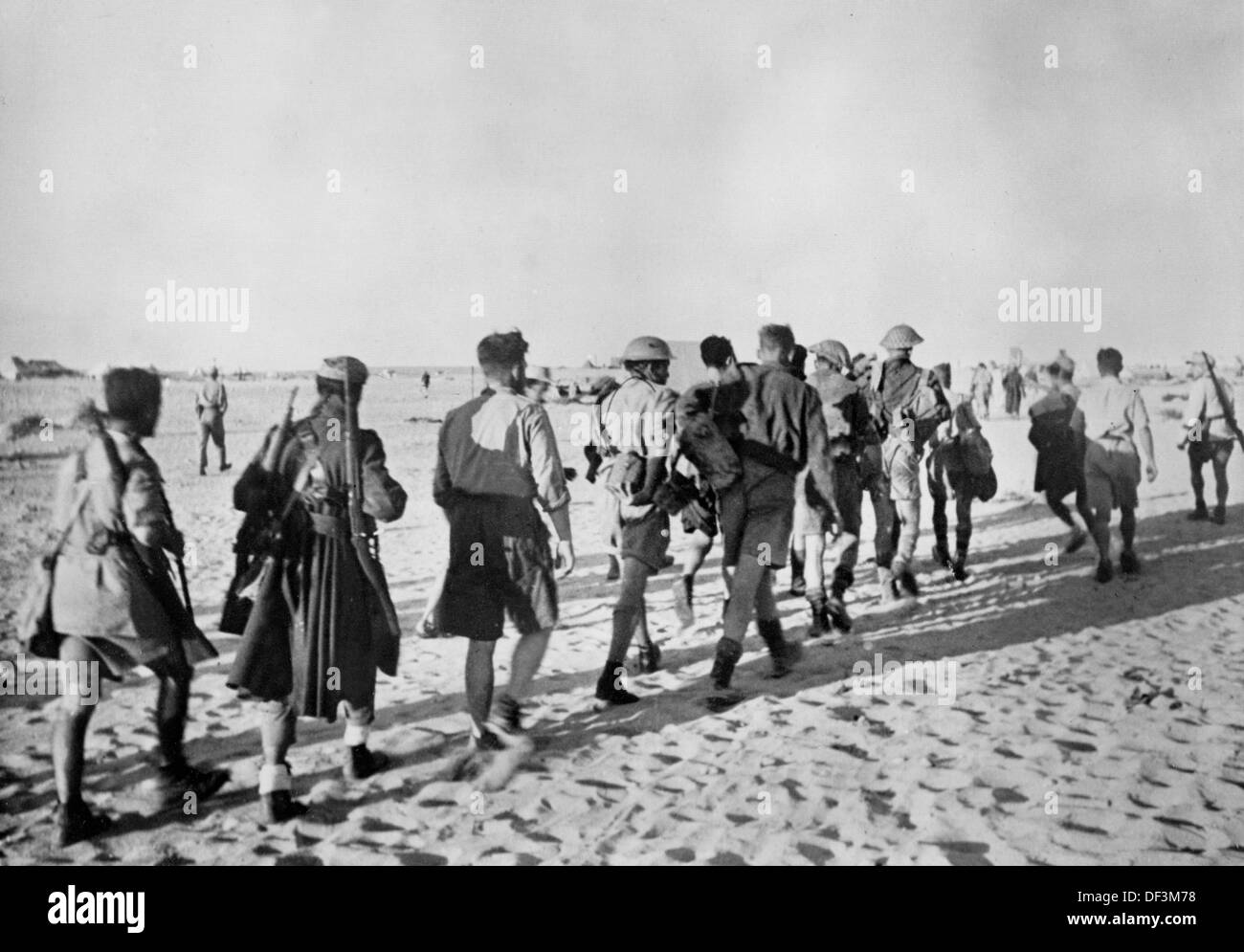 L'image de la propagande nazie! Dépeint les soldats anglais capturés sur le chemin d'un point de rassemblement à Tobruk, Libye, publié le 14 septembre 1942. Lieu inconnu. Fotoarchiv für Zeitgeschichte Banque D'Images