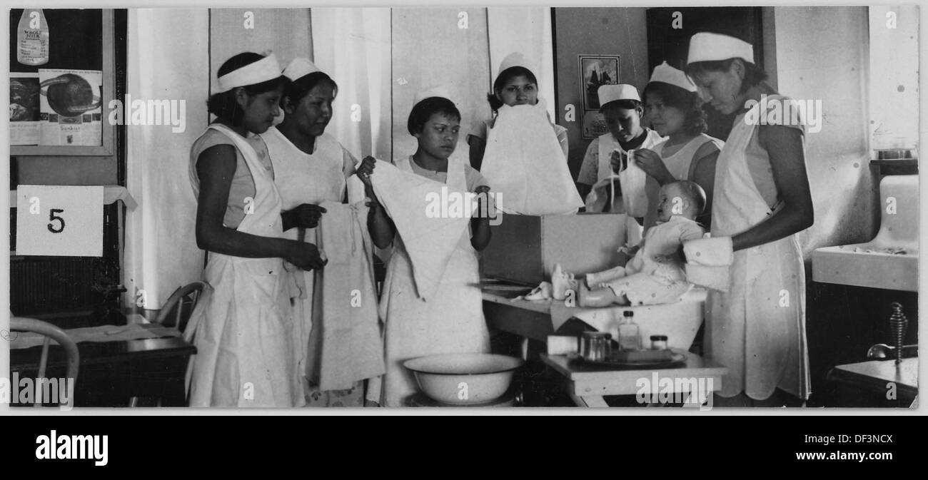 La photographie intitulée « classes 285447 » représente un groupe historique ou une session de classe, capturant des étudiants dans un cadre éducatif d'une époque antérieure, offrant un aperçu des pratiques éducatives passées et des environnements de classe. Banque D'Images