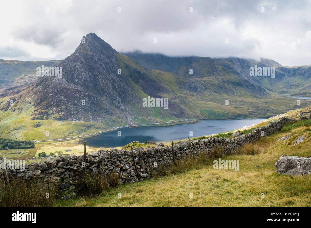 Vue sur la haute vallée de l'Ogwen Tryfan pour monter et Llyn lac Ogwen de montagnes Carneddau Snowdonia dans le Nord du Pays de Galles Royaume-uni Grande-Bretagne Banque D'Images