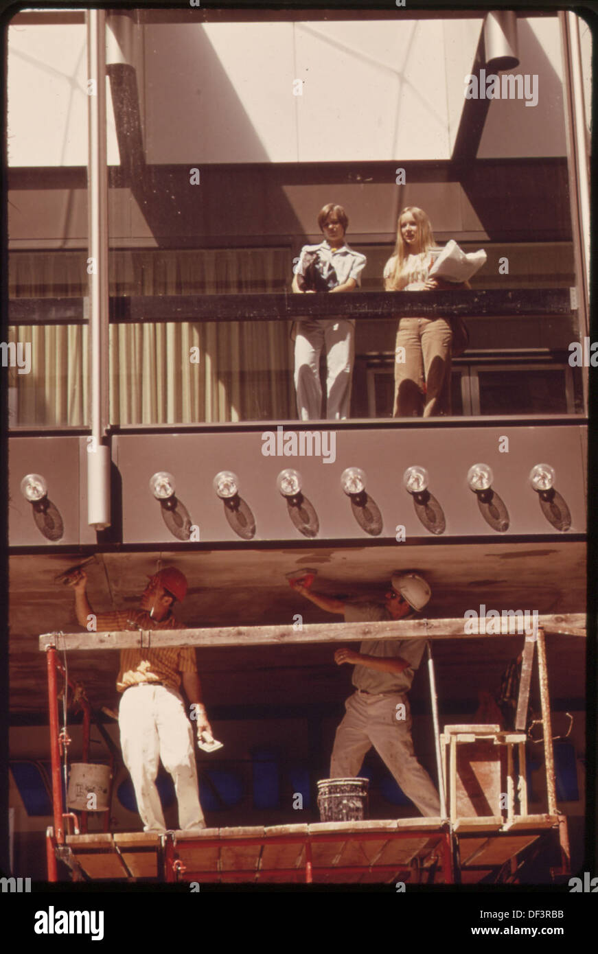 L’achèvement des travaux sur le corridor clos du Nicollet Mall Skyway à Minneapolis, mettant en évidence le développement urbain et les améliorations de l’infrastructure. Banque D'Images