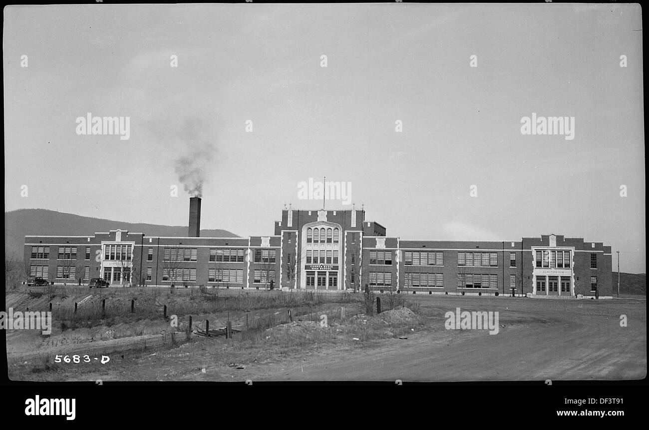 Cette photographie historique représente Copper Basin High School, plus tard connu sous le nom de Kimsey Junior College, reflétant un établissement d'enseignement aux États-Unis. Banque D'Images