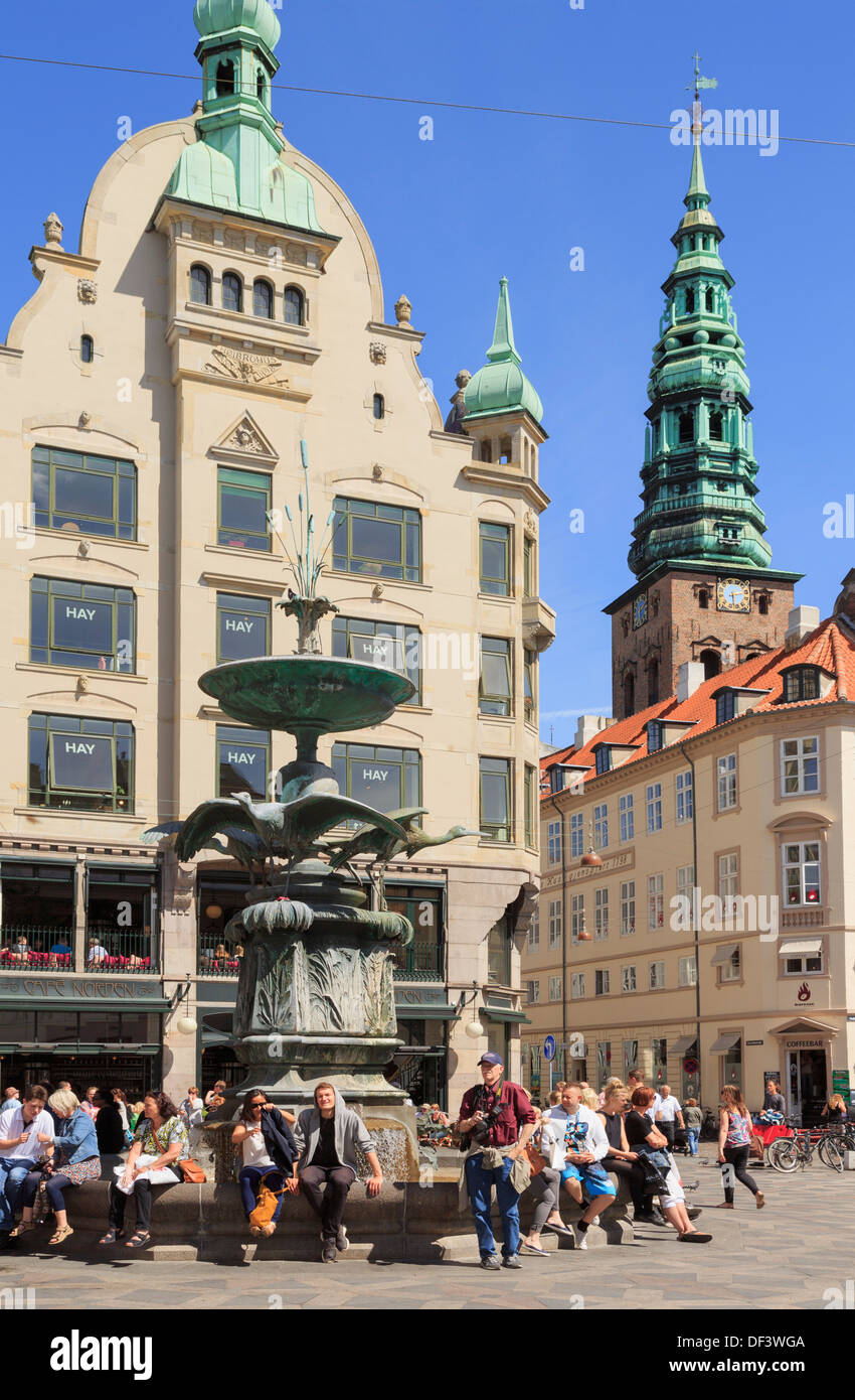 Les gens par la cigogne Fontaine en place Amagertorv avec de vieux bâtiments et St Nikolaj Church tower Amager Torv, Copenhague Danemark Banque D'Images