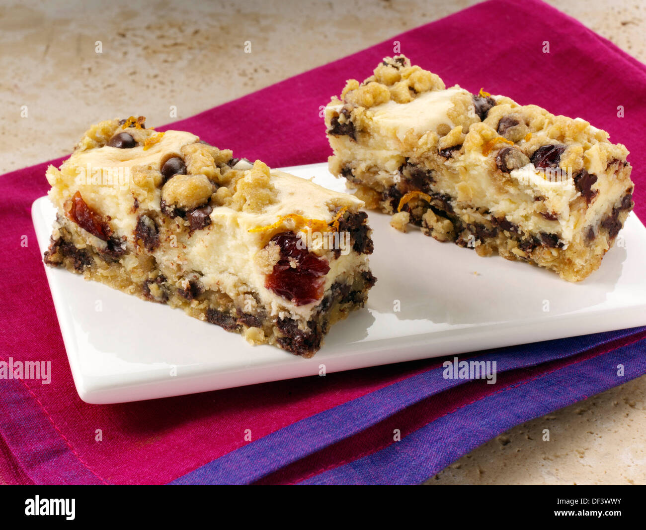 La canneberge chocolat barres fromage traybake Banque D'Images