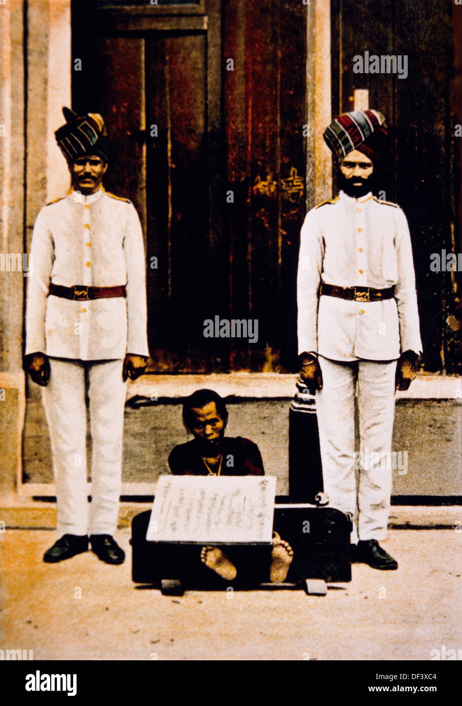 Casier gardée par deux soldats Sikh, Hong Kong, Hand-Colored photographie, vers 1900 Banque D'Images