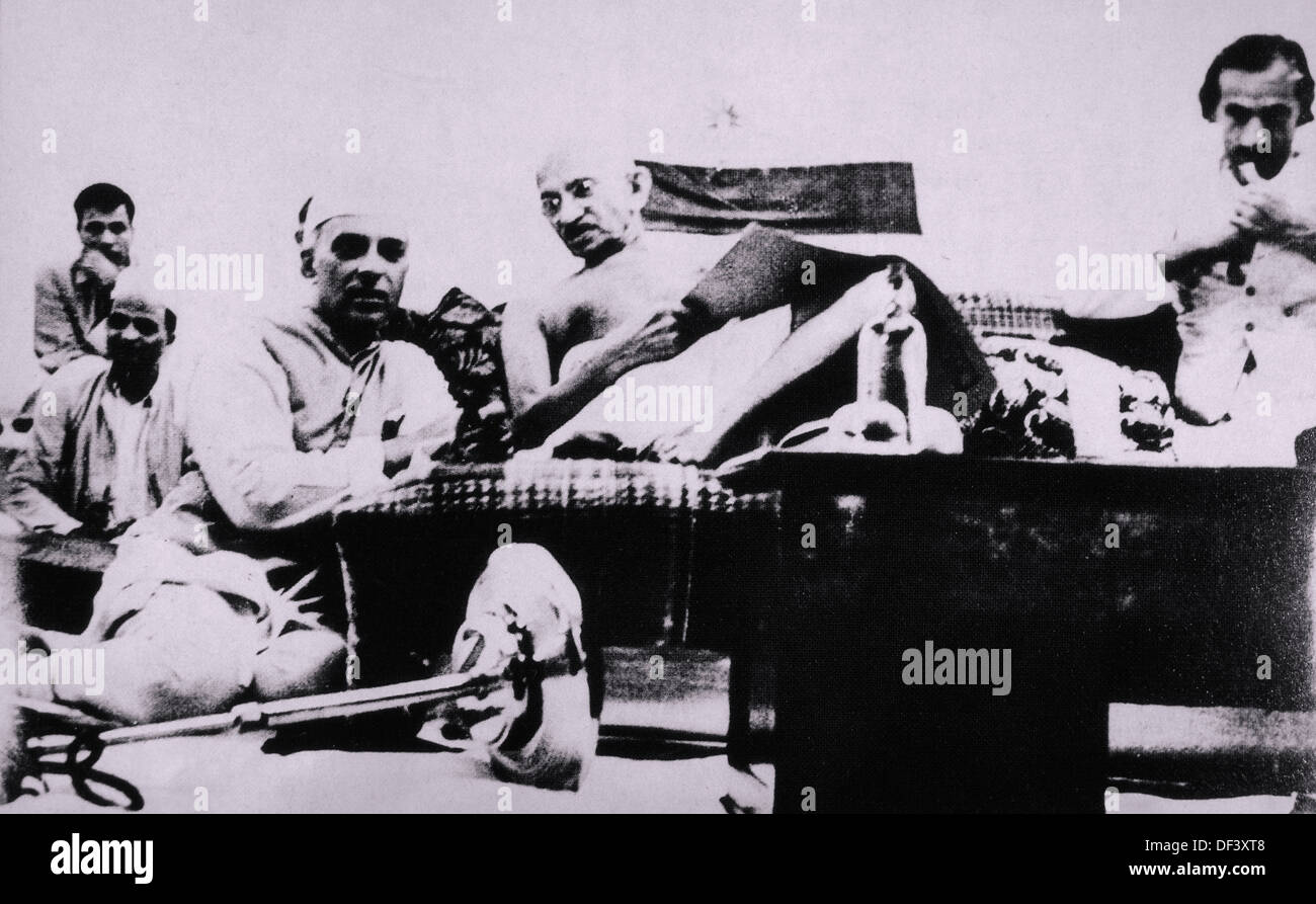 Mahatma Gandhi et Jawaharlal Nehru au cours de la protestation, Mumbai, Inde, le 8 juillet 1942 Banque D'Images