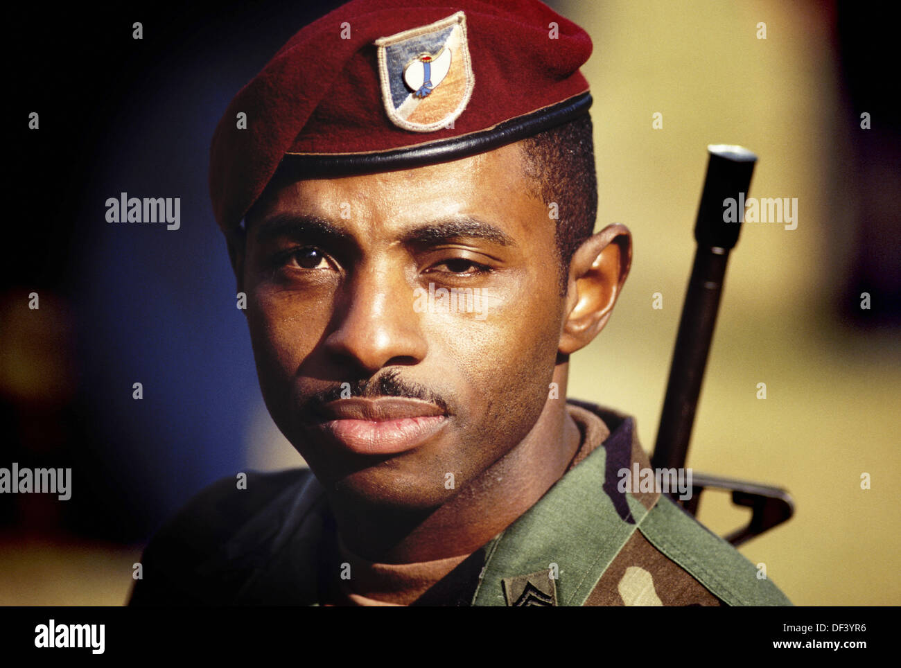 Soldat noir en béret rouge Photo Stock - Alamy
