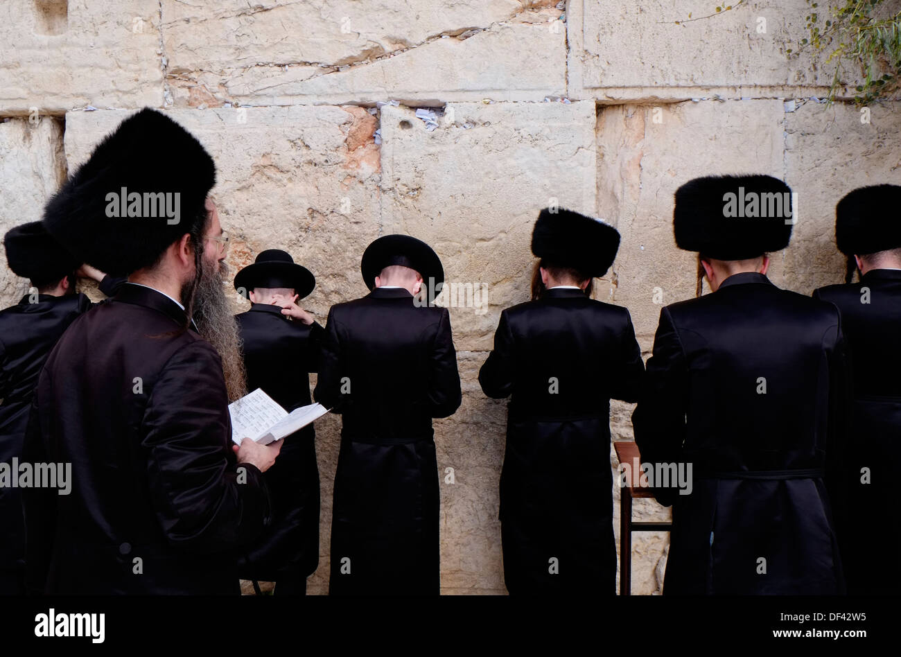 Les Juifs hassidiques portant un chapeau de fourrure shtreimel portés par  de nombreux hommes mariés communauté juive, le chabbat et les fêtes juives  priant au Mur Occidental ou Kotel aussi Mur des