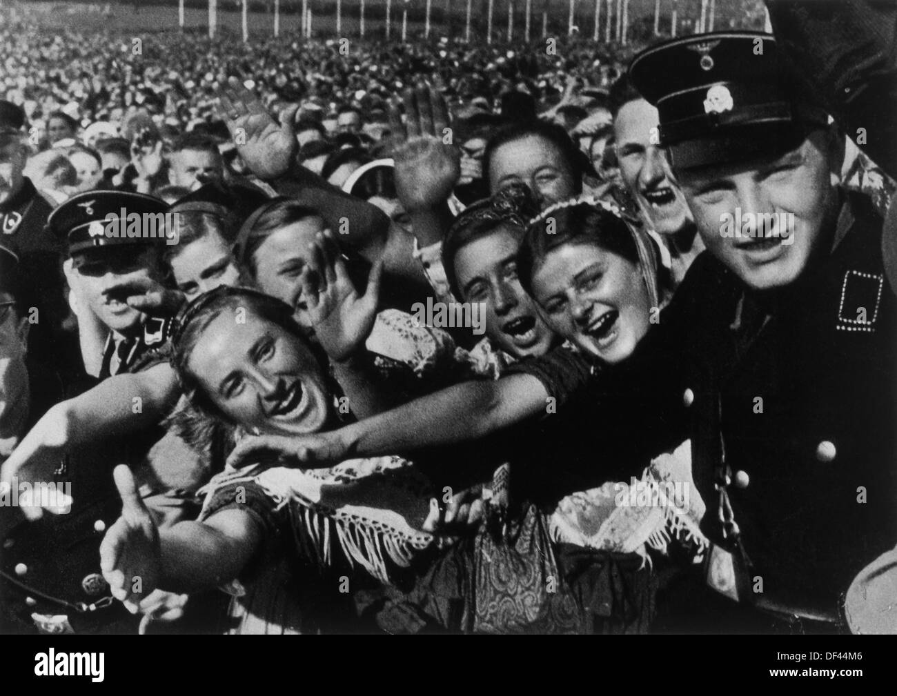 Salutation foule allemand Adolf Hitler, Buckeberg, Allemagne, 1935 Banque D'Images