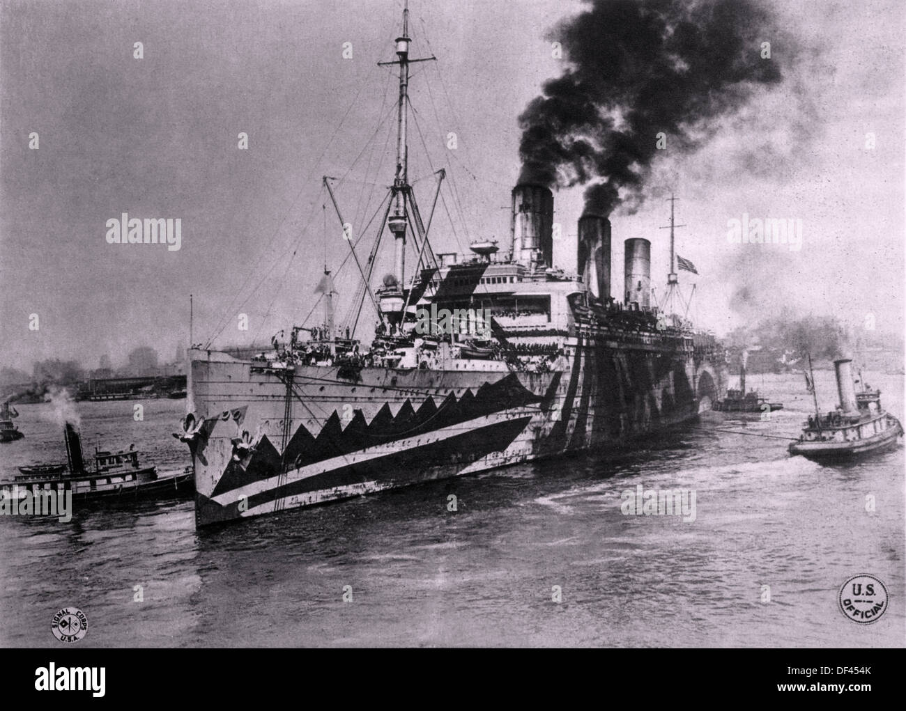 USS Leviathan, anciennement le paquebot allemand Vaterland, en temps de guerre de la peinture de camouflage, laissant d'Hoboken, NJ, USA pour la France, 1918 Banque D'Images
