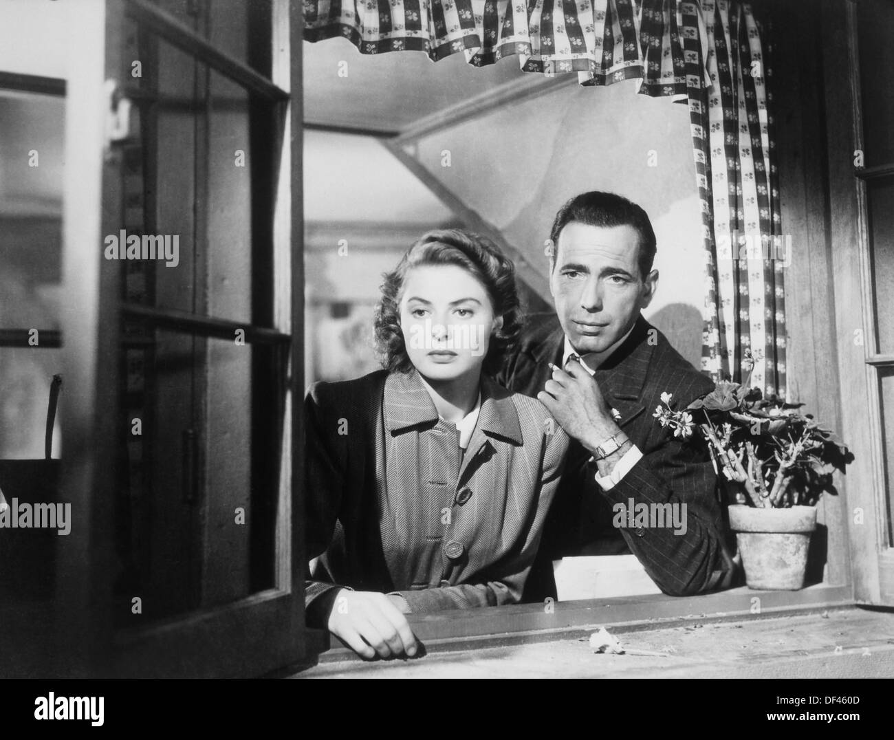 Humphrey Bogart et Ingrid Bergman Looking Out Window, On-Set du film, 'Casablanca', 1942 Banque D'Images