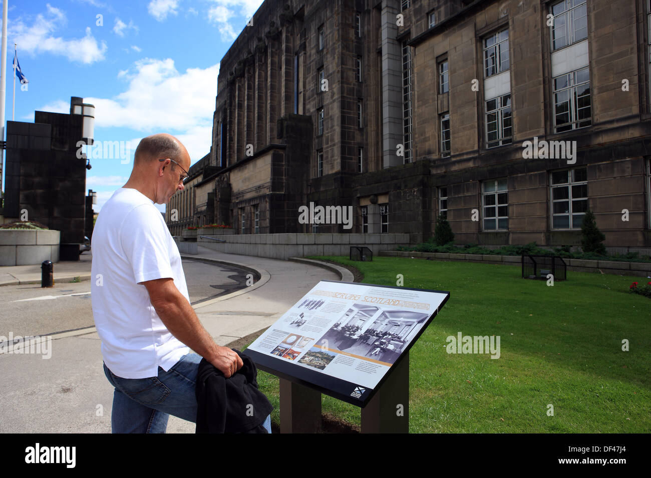 La lecture de l'homme en dehors de l'Art Déco, St Andrew's House, le bâtiment du siège du Gouvernement écossais à Édimbourg Banque D'Images