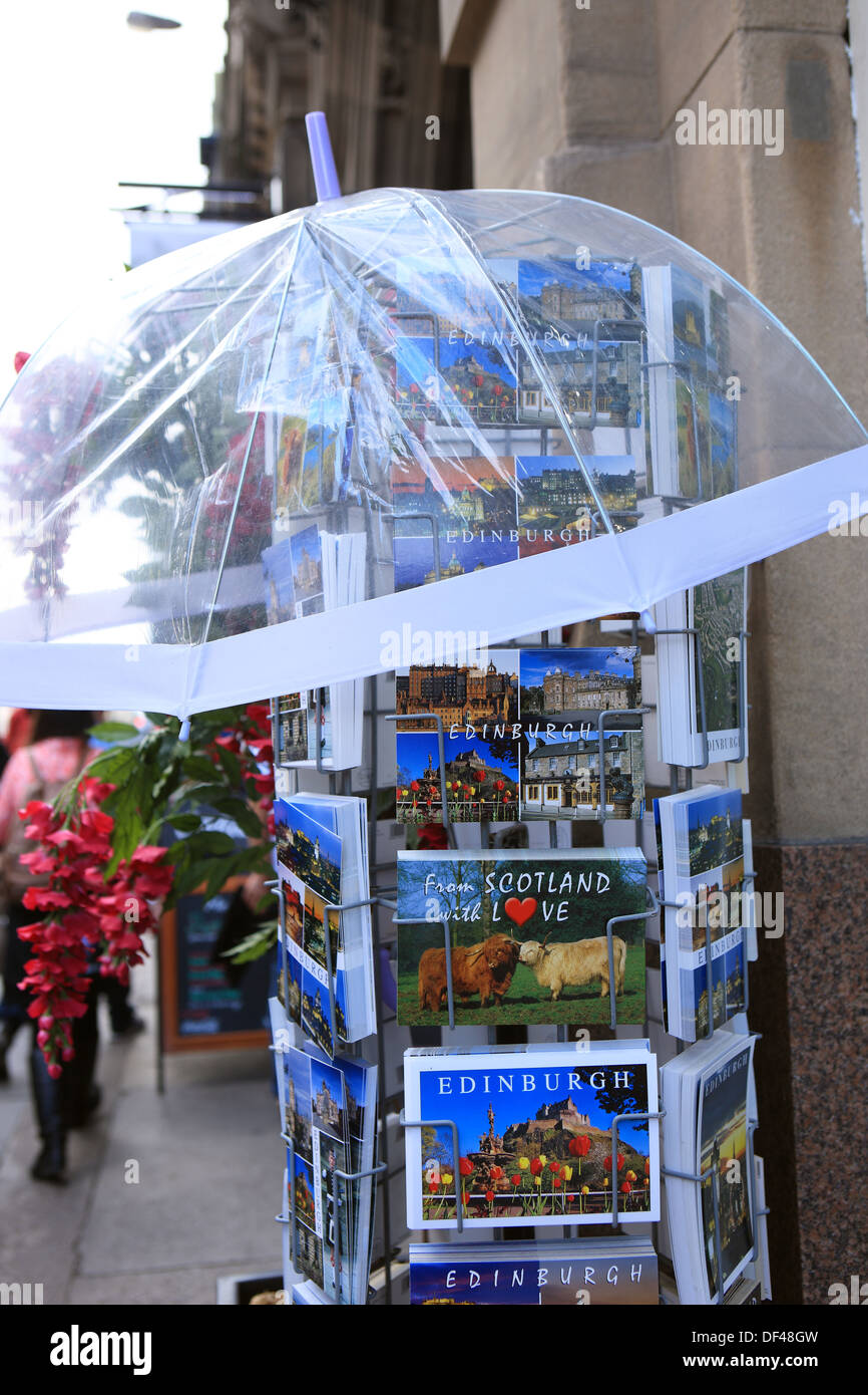 Stand parapluie couvrant une carte postale à Édimbourg, qui se trouve à l'extérieur dans la rue, pour la protection en Ecosse météo interchangeables Banque D'Images