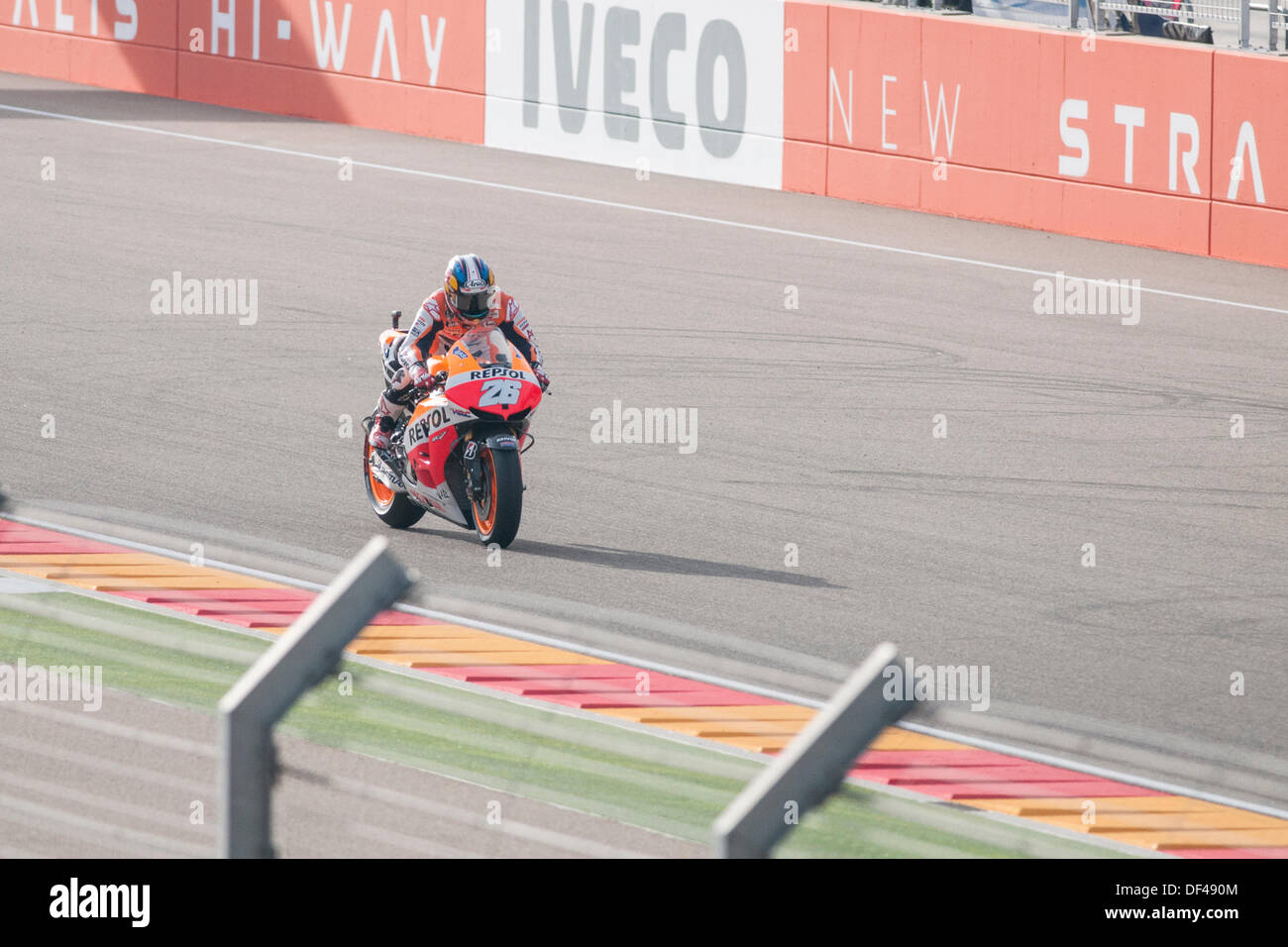 Teruel, Espagne. 27 août, 2013. Coureur espagnol, Dani Pedrosa, 28 (top), tente d'obtenir un bon résultat dans la pratique libre1 en Aragon, grand prix Motogp à Alcañiz, circuit Espagne le 27 septembre 2013 Honda rsv4 rider Dani Pedrosa a terminé troisième à Alcañiz Circuit, Teruel, Espagne. © José Díez Bey/Alamy Live News Banque D'Images