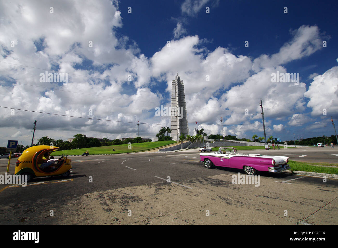 Convertible et un cocotaxi Vintage garée près de José Martí Memorial - Plaza de la Revolución, La Havane, Cuba Banque D'Images