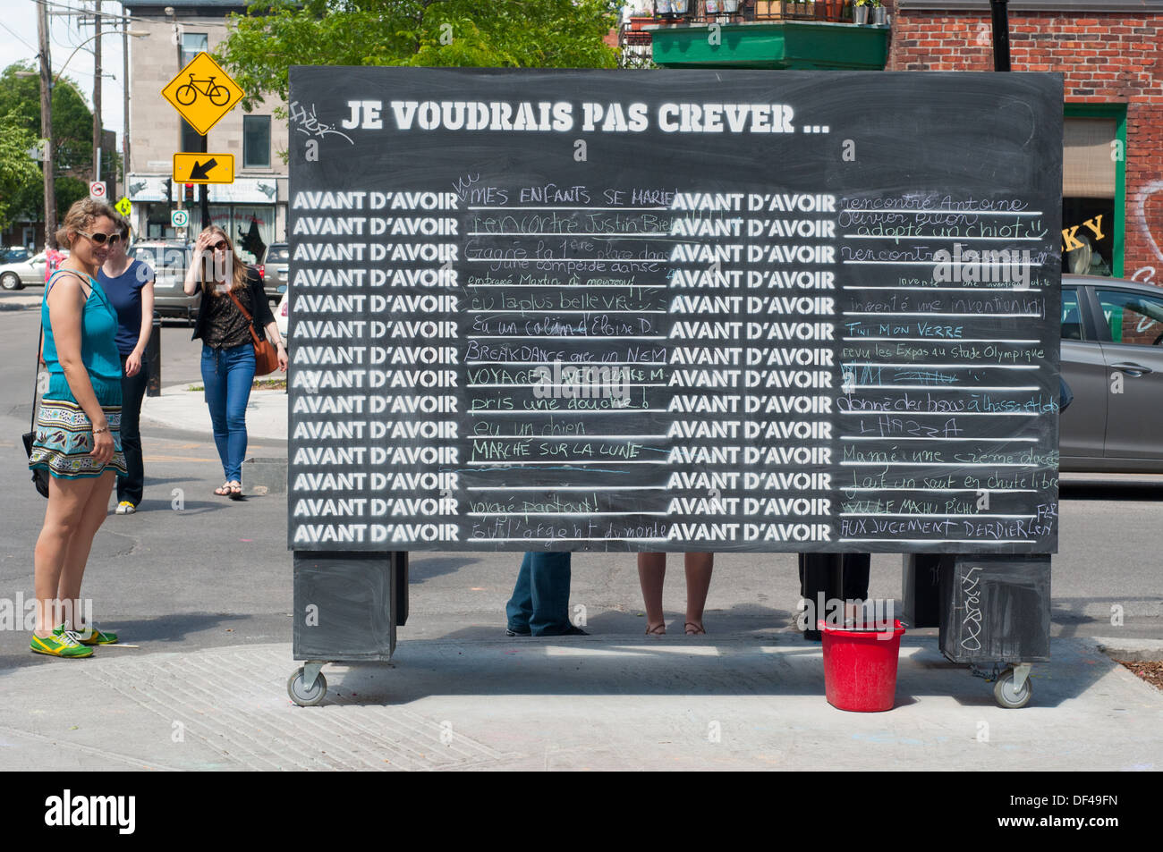 Mode dans le quartier Mile End à Montréal, un tableau noir où les gens écrivent ce qu'ils aiment à faire avant de mourir Banque D'Images