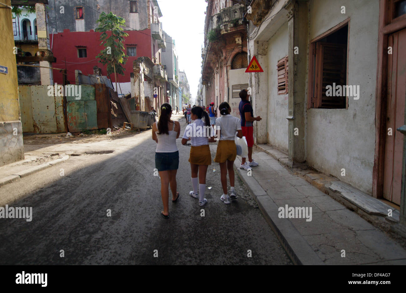 Ecolières dans un quartier pauvre de La Havane, Cuba Banque D'Images