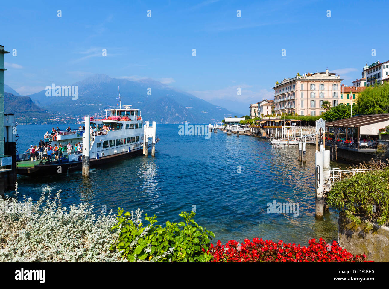 Le lac de Côme. Le déchargement à quai de traversier avec hôtel historique F. Camarca / Metropole en front de mer à droite, Bellagio, Lombardie, Italie Banque D'Images Le lac de Côme. Le déchargement à quai de traversier avec hôtel historique F. Camarca / Metropole en front de mer à droite, Bellagio, Lombardie, Italie Banque D'Images