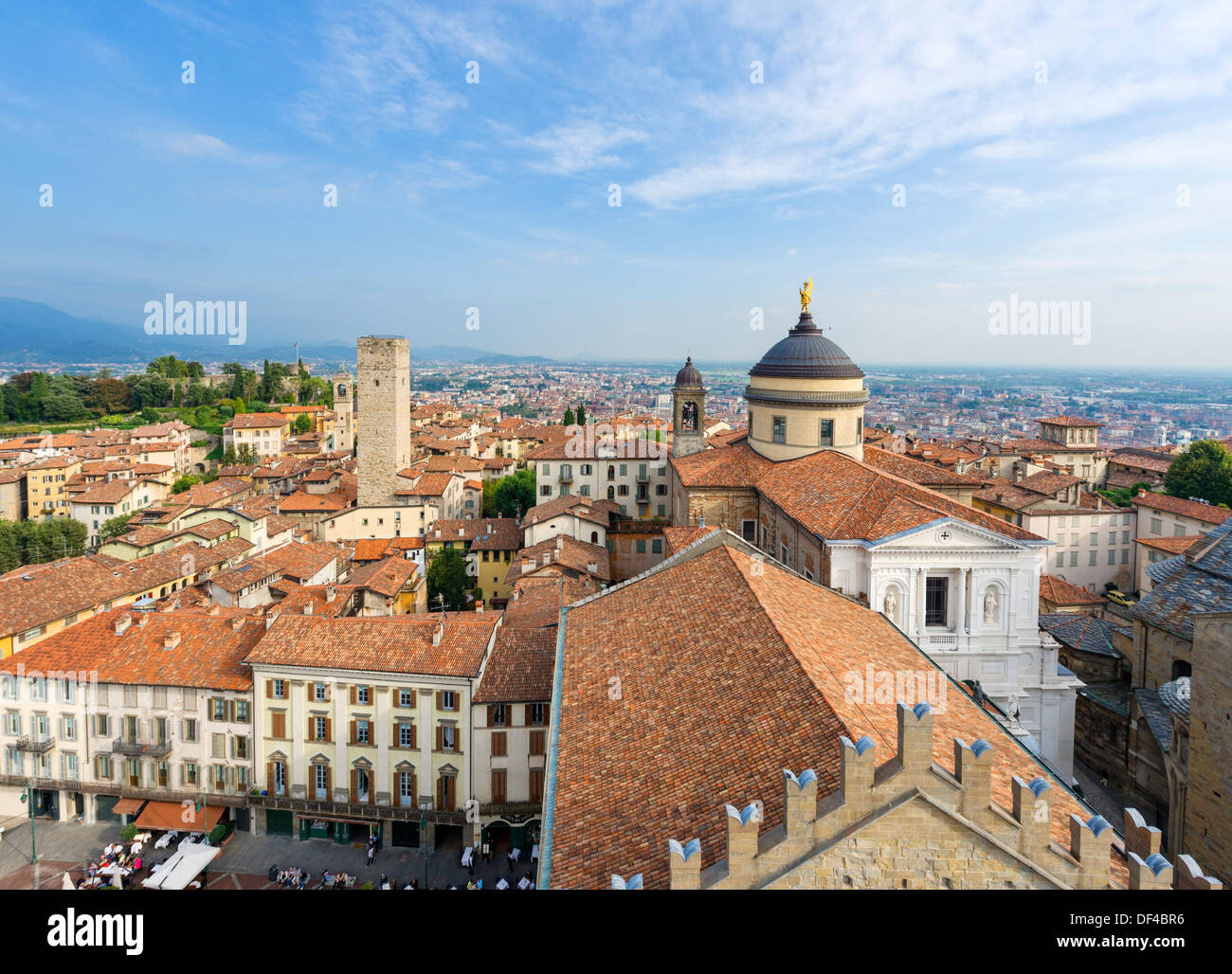 Voir à partir de la Torre Civica (Campanone) sur la Piazza Vecchia vers Bergamo Bassa avec dôme à droite, haute de Bergame, Lombardie, Italie Banque D'Images