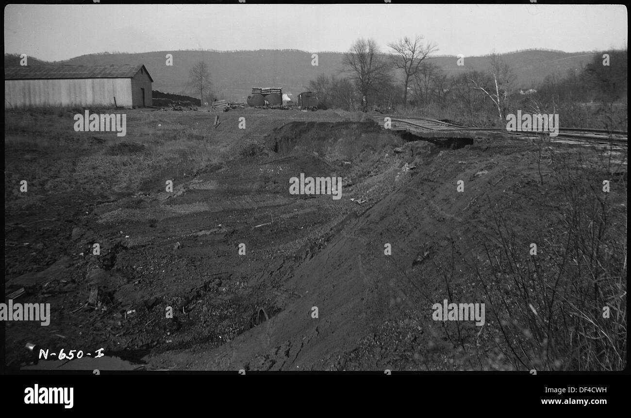 Un déluge de chemin de fer causé par une inondation près de la Harriman Manufacturing Company met en évidence l'impact des catastrophes naturelles sur l'infrastructure industrielle. Banque D'Images