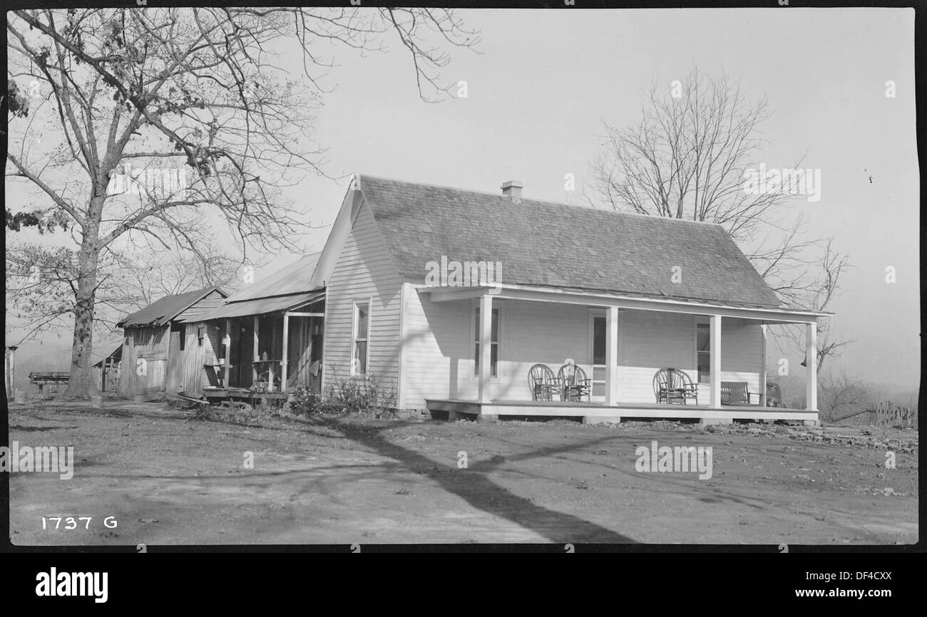 Cette photographie représente la ferme de Claud Harris près de la rivière Tennessee, mettant en valeur la vie rurale et l'architecture dans la région du Tennessee au XIXe siècle. Banque D'Images