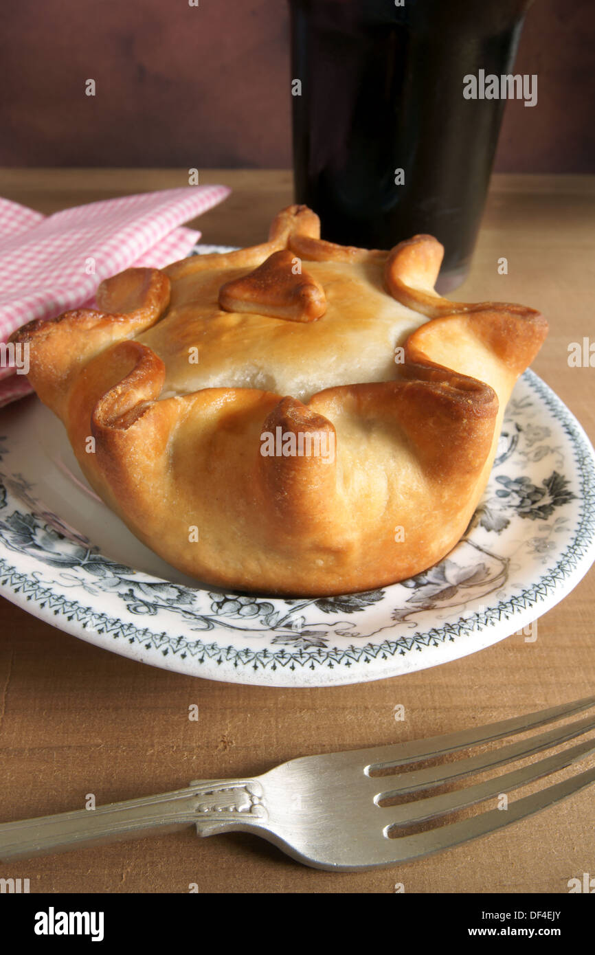 Style traditionnel pork pie et pinte de bière brune le déjeuner Banque D'Images