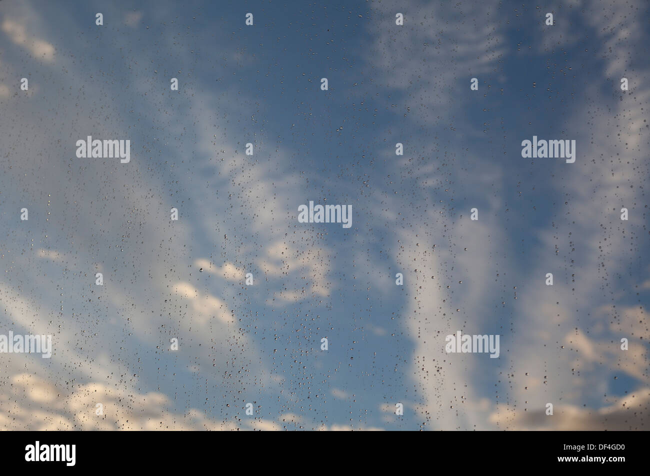 Gouttes sur la fenêtre avec les nuages Banque D'Images