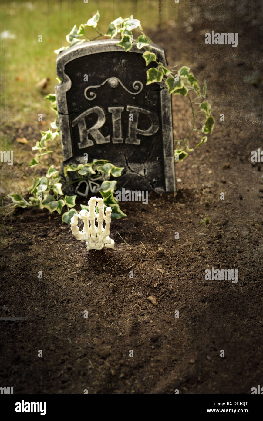 Main squelette sortant de grave Banque D'Images