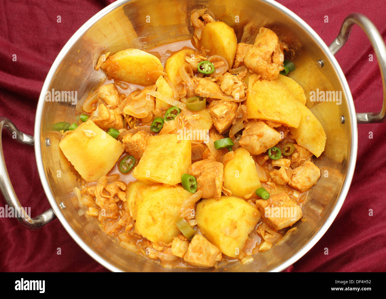 Une pomme de terre et le poulet vindaloo curry balti, cuites dans un style-kadai (karahi) casserole, garnie de tranches de piments Banque D'Images