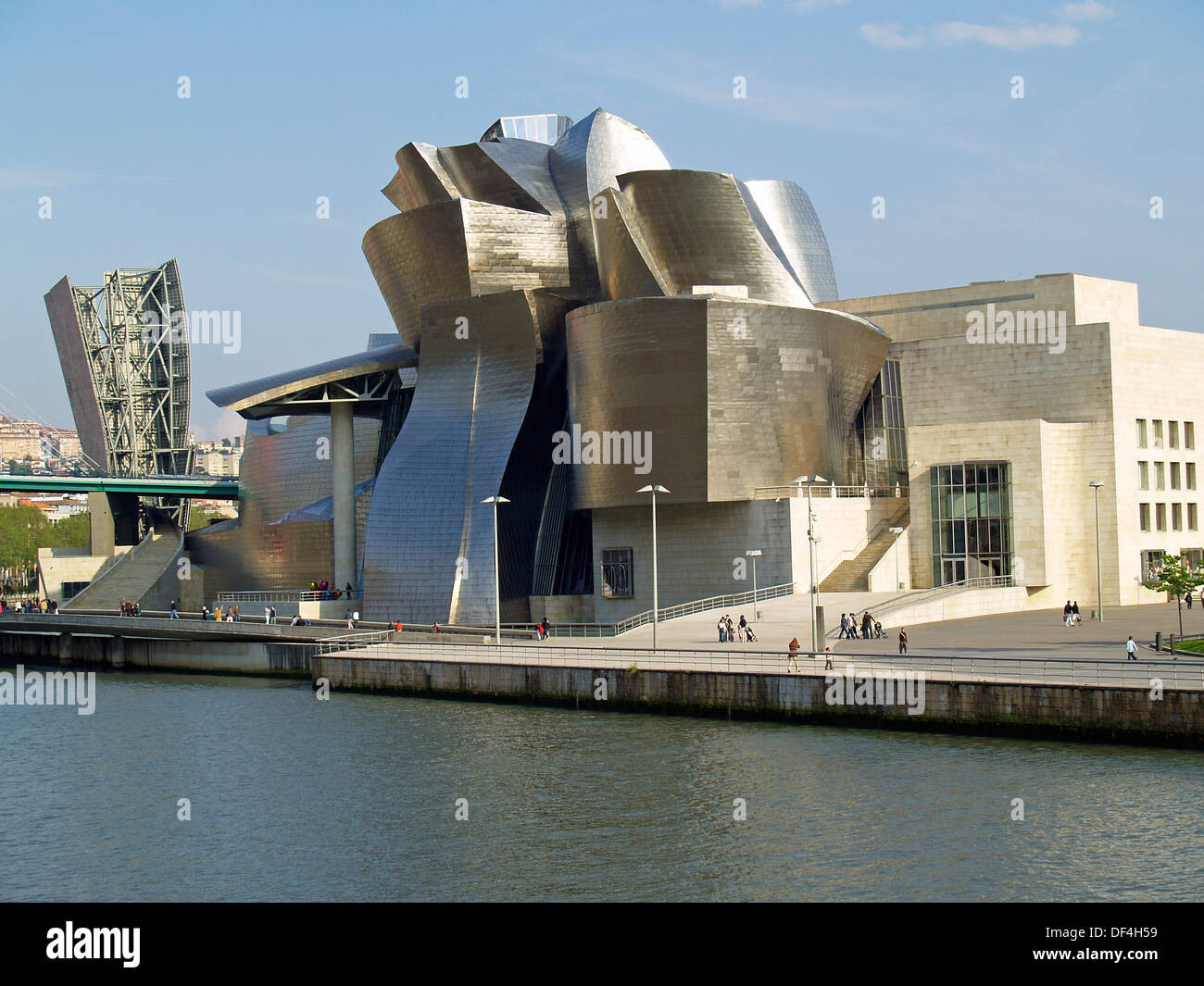 Le Musée Guggenheim Bilbao sur la rivière, Bilbao, Espagne Banque D'Images