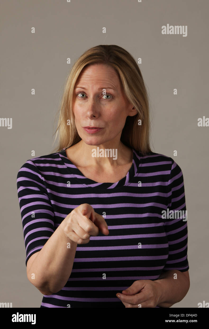 Sévère et sérieuse belle femme d'âge moyen et de pointage, USA Banque D'Images