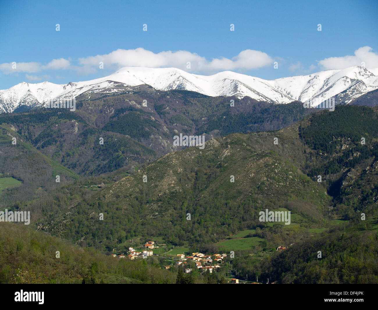 Le village de Prats de Molle niché dans une vallée des Pyrénées, France Banque D'Images