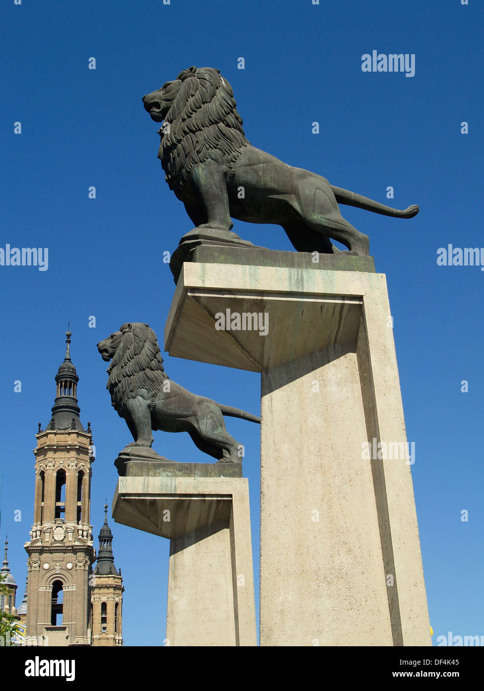 Les lions de bronze se dressant au dessus de la Basilique de Notre-Dame du Pilier, Saragosse, Espagne Banque D'Images